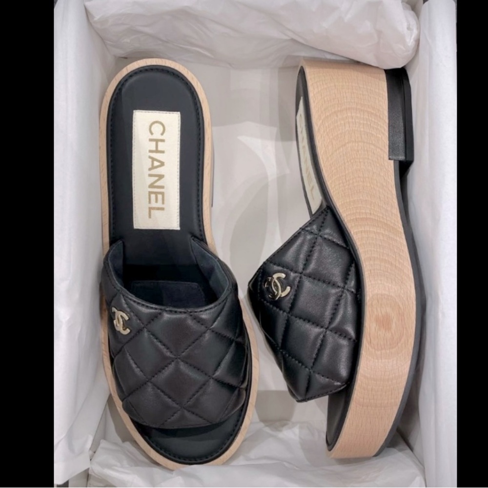 CHANEL NIB 22C BLACK LEATHER MULE SANDALS. PLATFORM WEDGE CC LOGO SZ3️⃣8️⃣